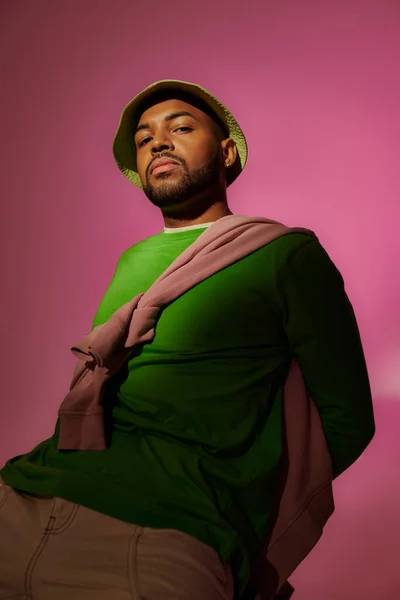 Bel homme afro-américain en panama vert avec barbe regardant la caméra, concept de mode — Photo de stock