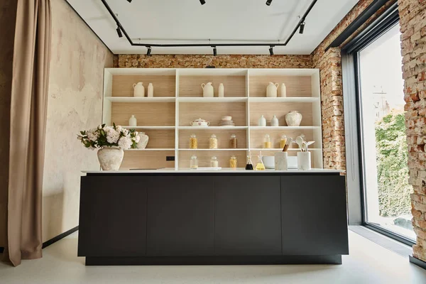 Elegante interno della moderna cucina di lusso, fiori fioriti in vaso, bottiglie di vetro sul piano di lavoro — Foto stock