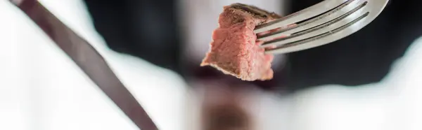 Close up shot of medium cozido delicioso bife de vaca e faca de prata e garfo, banner refeição gourmet — Fotografia de Stock