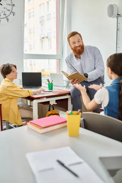 Un gruppo di persone siede intorno a un tavolo in una classe luminosa e vivace, come un insegnante maschio li istruisce su vari argomenti e si impegna in discussioni interattive.. — Foto stock
