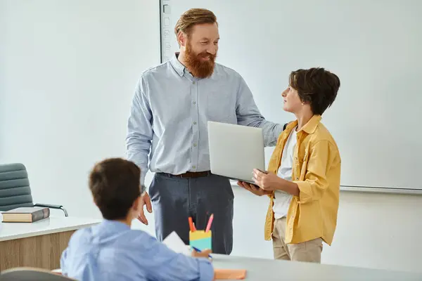 Un uomo insegna appassionatamente a un gruppo di bambini in una classe luminosa. — Foto stock