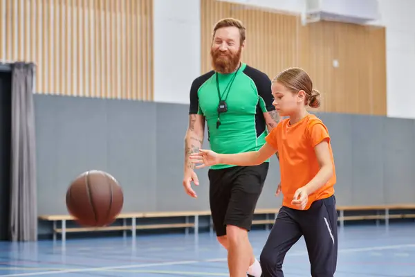 Ein Mann und ein kleines Mädchen spielen gemeinsam Basketball. — Stockfoto
