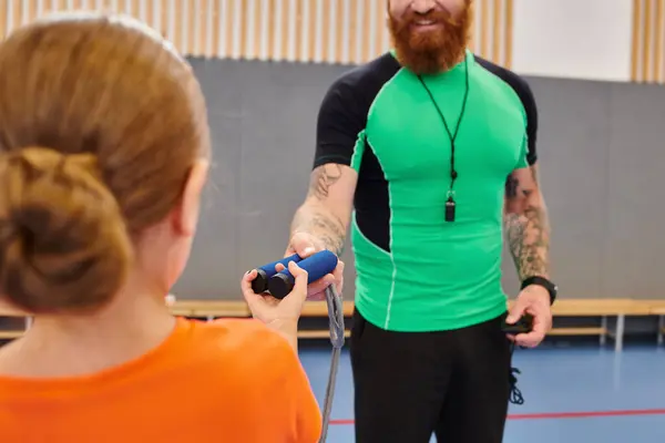 Um homem vestindo uma camisa verde está jovialmente jogando um jogo com uma menina — Fotografia de Stock