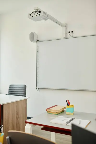 Una pizarra blanca está montada en una vibrante pared del aula - foto de stock