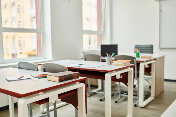 The classroom sits empty, desks and chairs aligned in neat rows — Stock Photo