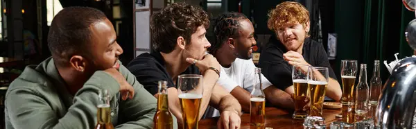 Bandera de los hombres multiculturales pasar tiempo juntos, charlando y bebiendo cerveza, amigos varones en el bar - foto de stock