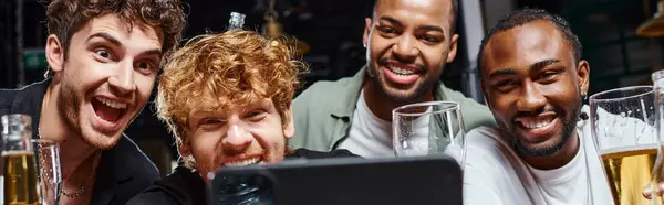 Banner de homens inter-raciais tomando selfie no smartphone e segurando cerveja durante a despedida de solteiro no bar — Fotografia de Stock
