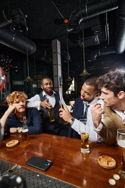 Collègues ivres en tenue formelle bavarder et boire de la bière au bar, passer du temps ensemble après le travail — Photo de stock
