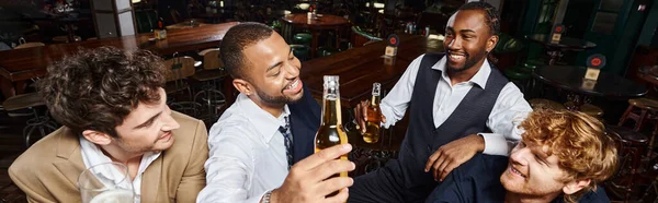 Estandarte de colegas felices en ropa formal charlando y bebiendo cerveza, pasar tiempo después del trabajo - foto de stock