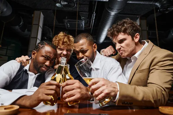 Vier multikulturelle Kollegen in formeller Kleidung stoßen mit Bier in der Bar an, Männer verbringen Zeit nach Feierabend — Stockfoto