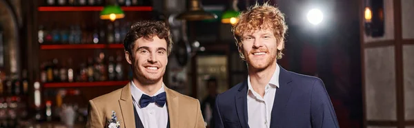 Noivo feliz em terno com boutonniere pé perto melhor homem durante a despedida de solteiro, banner — Fotografia de Stock