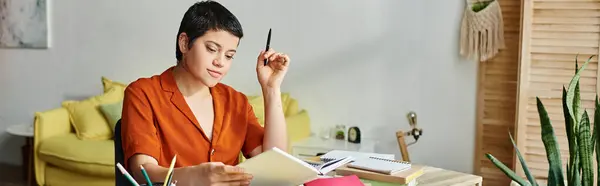 Femme aux cheveux courts gaie en tenue décontractée étudiant au bureau et regardant le livre, l'éducation, la bannière — Photo de stock