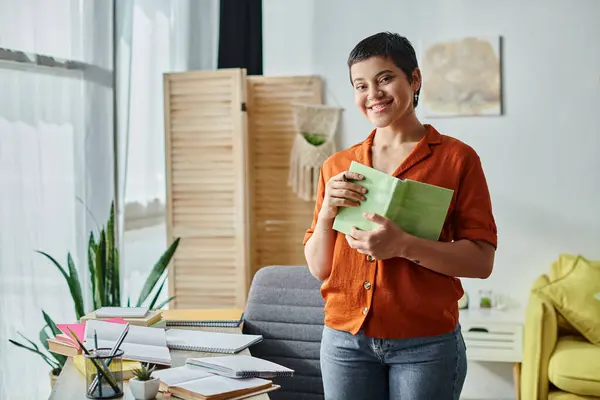 Atraente jovem estudante em casa casual sorrindo alegremente para a câmera, educação em casa — Stock Photo