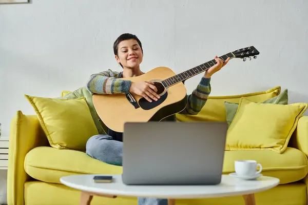 Alegre atractiva mujer en ropa de casa casual asistir a la lección de guitarra en línea, la educación en casa - foto de stock