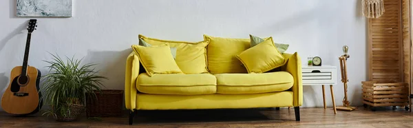 Objektfoto der großen gelben Couch im lebendigen geräumigen Wohnzimmer durch Wand mit Bildern, Banner — Stockfoto