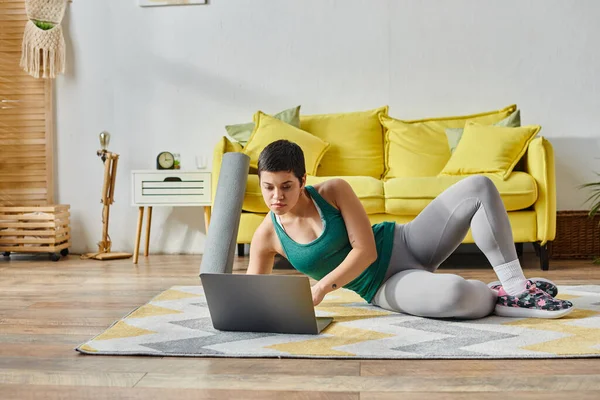 Donna concentrata in abbigliamento sportivo che si prepara a esercitare durante la classe di fitness online, fitness — Foto stock