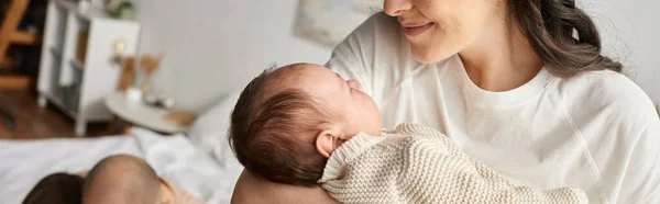 Bella madre felice guardando allegramente il suo bambino neonato carino, concetto di famiglia, banner — Foto stock