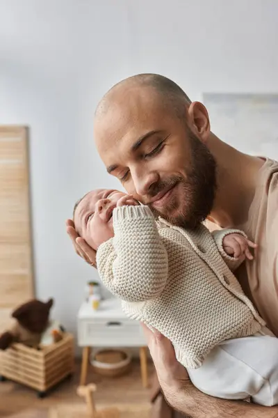 Plan vertical de père aimant barbu étreignant chaudement son nouveau-né garçon, concept de famille — Photo de stock