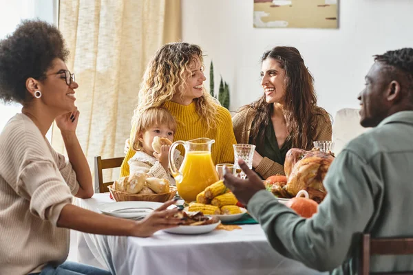 Heureux couple afro-américain parler et rire près de famille lgbt le jour de Thanksgiving, la diversité — Photo de stock