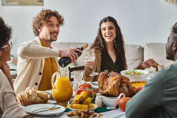 Conceito de celebração de ação de graças, família interracial feliz e amigos celebrando férias em casa — Fotografia de Stock