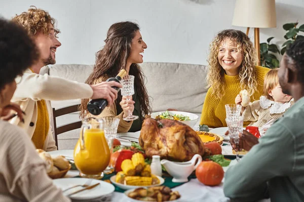 Conceito de celebração de ação de graças, família interracial feliz e amigos celebrando férias em casa — Fotografia de Stock
