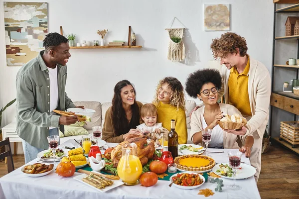 Tradizioni del Ringraziamento, amici multiculturali e riunione di famiglia a tavola festiva con tacchino — Foto stock