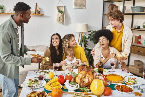 Thanksgiving tradições e alegria, amigos inter-raciais e lgbt família reunindo-se à mesa com peru — Fotografia de Stock