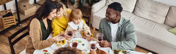Vue du dessus des amis multiethniques souriants et de la famille acclamant le jour de Thanksgiving, bannière — Photo de stock