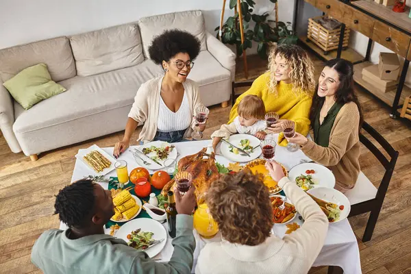 Feliz Dia de Ação de Graças, amigos multiétnicos alegres e familiares se divertindo juntos durante as férias — Fotografia de Stock