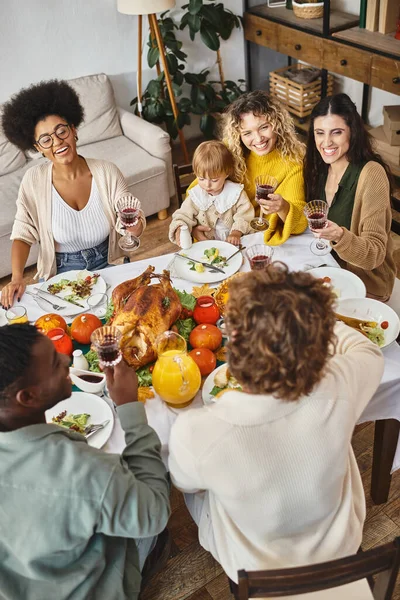 Amigos multiétnicos felizes e família se divertindo juntos durante a celebração do Dia de Ação de Graças — Fotografia de Stock