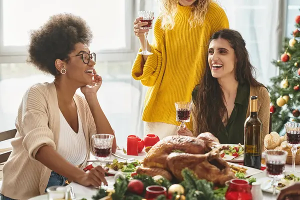 Vista cortada do casal lgbt e sua família multicultural tendo grande momento no almoço de Natal — Fotografia de Stock