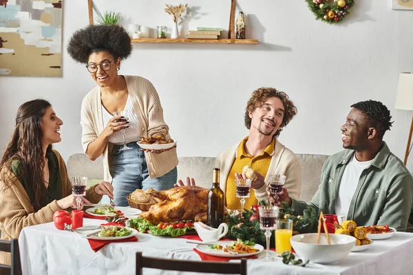 Grande família multicultural sentado na mesa de Natal desfrutando de vinho e peru conversando uns com os outros — Fotografia de Stock