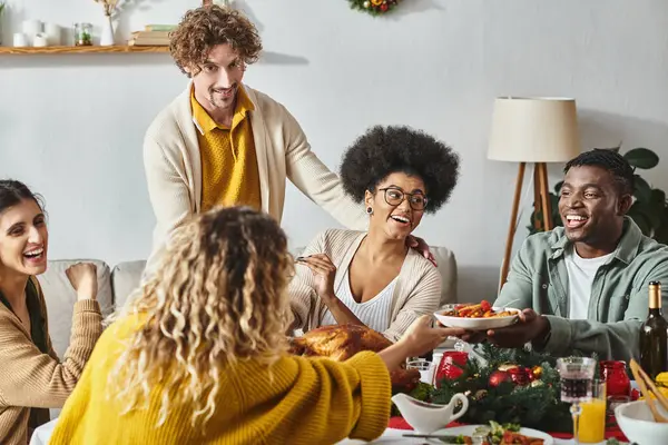 Grande família alegre tendo grande tempo juntos na mesa de férias com vinho e peru, Natal — Fotografia de Stock