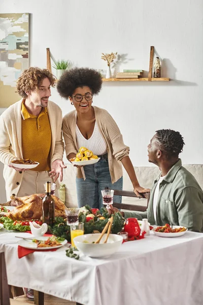 Glückliche multiethnische Verwandte, die beim festlichen Mittagessen gemeinsam Weihnachten feiern, fröhlich lächelnd — Stockfoto