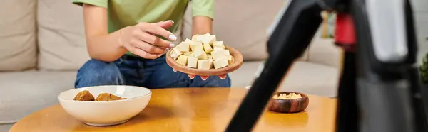 Mulher vegetariana cortada mostrando saboroso queijo tofu na frente da câmera digital, vídeo blogger, banner — Fotografia de Stock