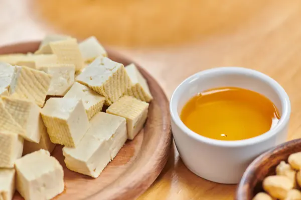 Крупним планом смачний тофу сир і натуральна оливкова олія, здорове харчування і вегетаріанство концепція — стокове фото