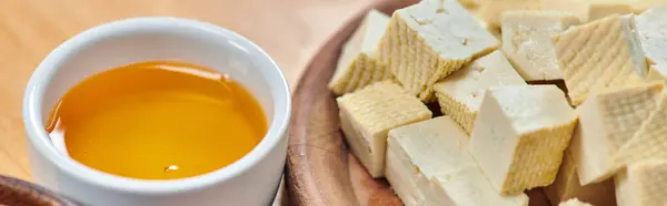 Perto de queijo tofu em placa de madeira e tigela de cerâmica com azeite, conceito vegetariano, banner — Fotografia de Stock