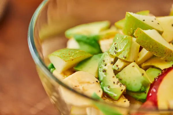 Vue rapprochée de la salade végétarienne aux fruits frais et du miel aux graines de sésame, régime à base de plantes — Photo de stock