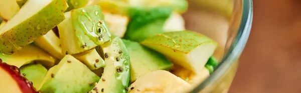 Vista de cerca de deliciosa ensalada de frutas vegetarianas con miel y semillas de sésamo, pancarta horizontal - foto de stock