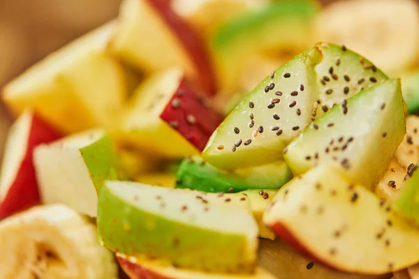 Vista de perto da salada vegetariana com frutas frescas e mel com sementes de gergelim, deleite culinário — Fotografia de Stock