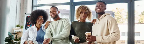 Junges Team von Freunden posiert mit Handy- und Kaffeetassen und lächelt vor der Kamera, Coworking, Banner — Stockfoto