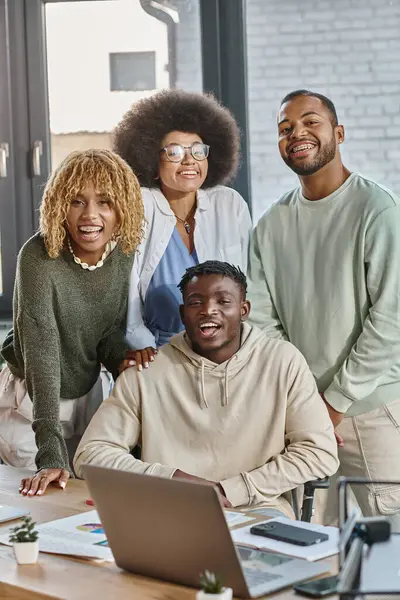 Gruppe fröhlicher junger Freunde posiert zusammen und lächelt glücklich in die Kamera, Coworking-Konzept — Stockfoto