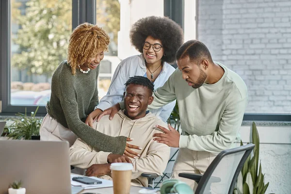 Gut aussehende afrikanisch-amerikanische Freunde in lässiger Kleidung lachen zusammen im Büro, Coworking — Stockfoto
