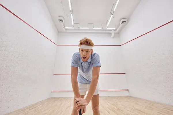 Cansado ruiva homem na cabeça e sportswear respirar pesadamente depois de jogar squash no tribunal — Fotografia de Stock