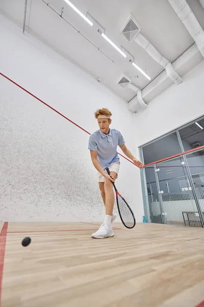 Esportista ruiva ativa na cabeça jogando squash dentro do tribunal, desafio e motivação — Fotografia de Stock