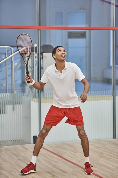 Atleta afro-americano enérgico jogando squash dentro da corte, desafio e motivação — Fotografia de Stock