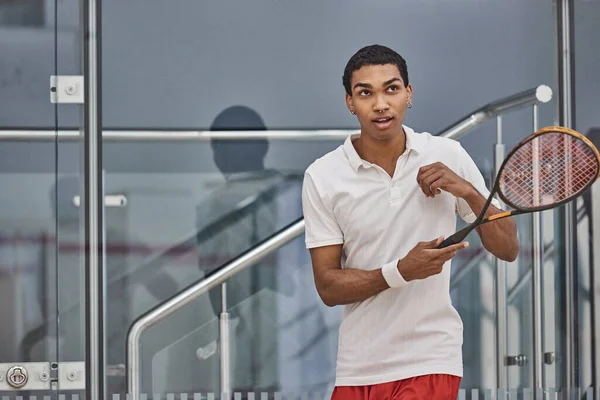 Atlético afro-americano desportista jogar squash dentro da corte, desafio e motivação — Fotografia de Stock