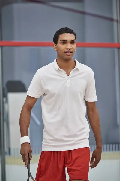 Piercing afro-americano desportista jogar squash dentro da corte, desafio e motivação — Fotografia de Stock