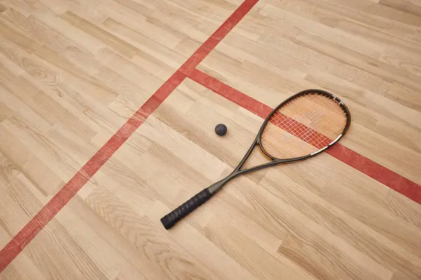 Bola de squash e raquete no chão dentro da quadra interna, motivação e conceito de determinação — Fotografia de Stock