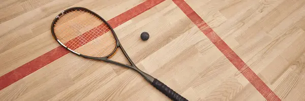 Balle de squash et raquette sur le sol à l'intérieur du court intérieur, bannière de motivation et de détermination — Photo de stock